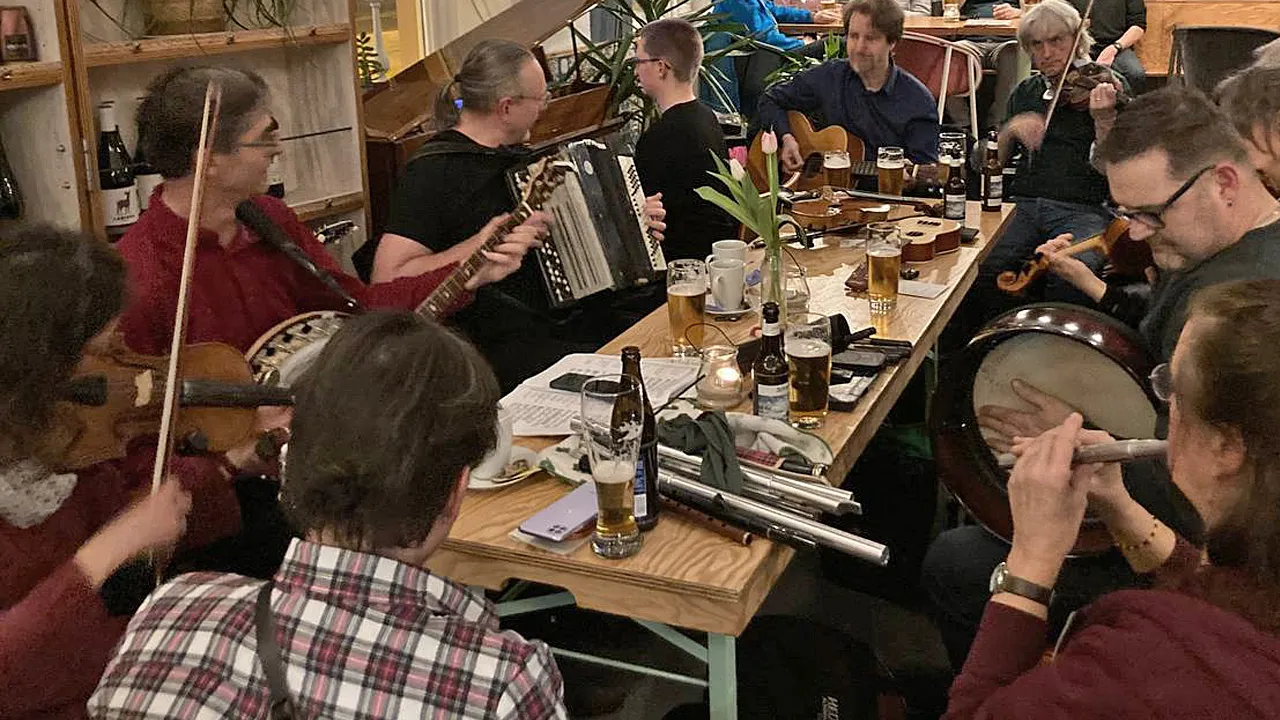 Irish Session Potsdam - Musiker am Tisch spielen traditionelle irische Musik. spielen