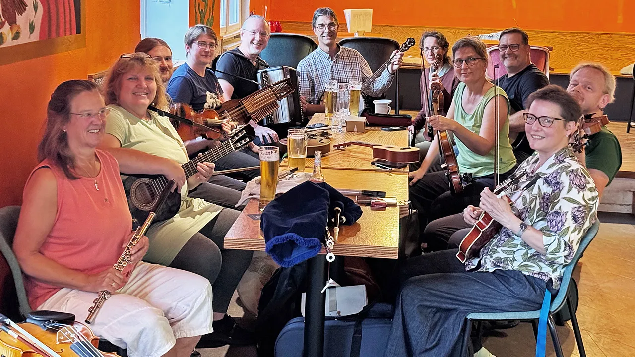 Irish-Session-Potsdam Musiker am Tisch